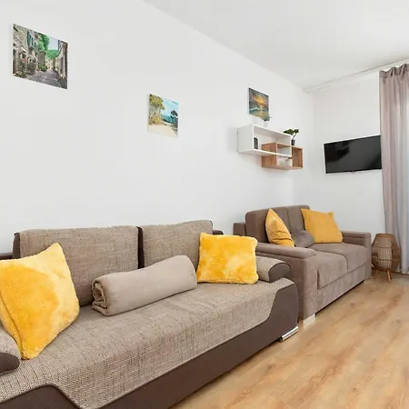 Cozy With A View Of The Forest And The Sea In By Renters Apartment Gdynia