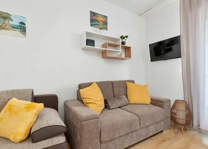 Cozy With A View Of The Forest And The Sea In By Renters Apartment Gdynia