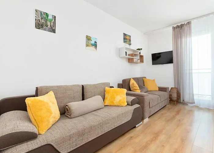 Cozy With A View Of The Forest And The Sea In By Renters Apartment Gdynia